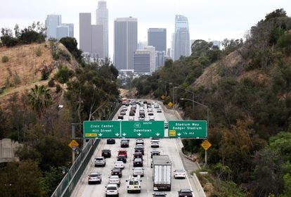 Atasco en una autopista en Los Ángeles, California.