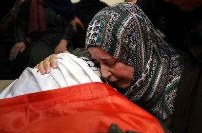Una mujer llora la muerte de Muhammad Yunus Freijat (15 años), que murió durante los enfrentamientos con el Ejército israelí durante una protesta en la ciudad cisjordana de Hebrón, el pasado 16 de mayo.