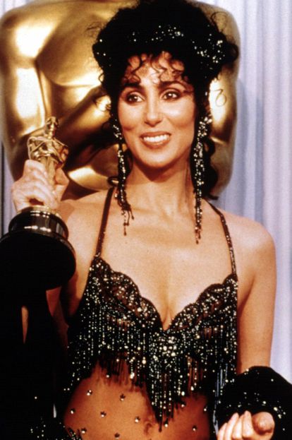Cher recogió en 1988 su Oscar por su papel en la película 'Hechizo de Luna'. Atrevida y ecléctica como siempre, piso la alfombra roja con transparencias, lentejuelas y brillantes. Transparencias que hoy, a sus 70 años, sigue usando.