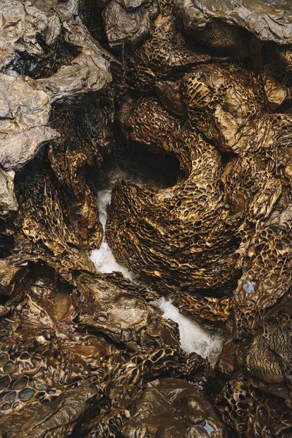 El magma de bronce de 'Hondalea' es una escultura de 15 toneladas formada por más de medio centenar de piezas.