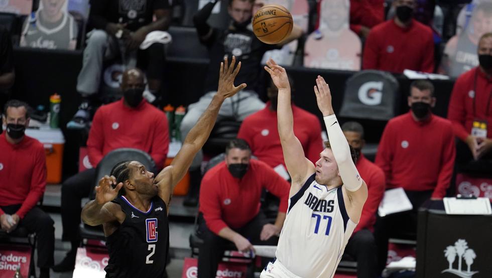 Luka Doncic lanza por encima de Kawhi Leonard durante la victoria de los Dallas Mavericks sobre Los Angeles Clippers en el segundo partido de la eliminatoria de playoffs.