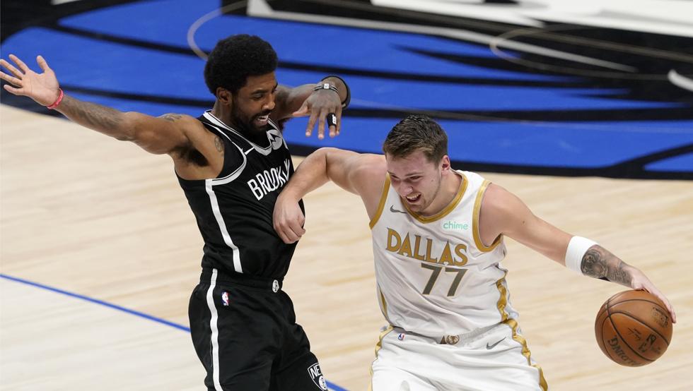 Kyrie Irving defiende a Luka Doncic durante la victoria de los Dallas Mavericks sobre los Brooklyn Nets en Dallas, Texas (EE.UU.)