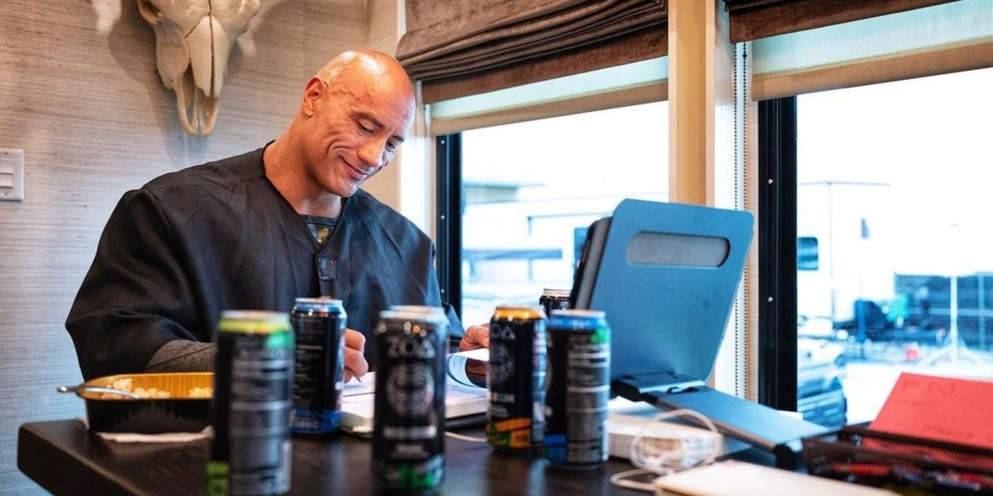 Dwayne Johnson se burla de su disfraz de película de Black Adam en una nueva imagen