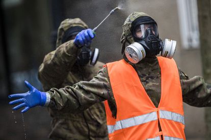 Un militar desinfecta a otro tras proceder a la esterilización de un centro de mayores en Vigo (Pontevedra) en abril de 2020.