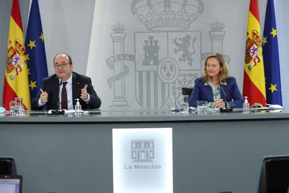 El ministro de Política Territorial y Función Pública, Miquel Iceta, y la vicepresidenta de Asuntos Económicos, Nadia Calviño, el lunes.