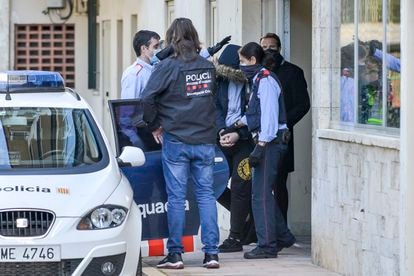 El informático, presunto cabecilla de la red de falsificación, sale detenido de su casa en S'Agaró el martes.