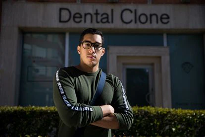 Andrés Durán, el miércoles delante de la clínica Dental Clone, en Madrid.