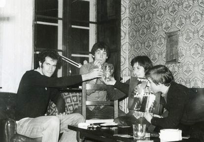 José Joaquín Sánchez, 'El Jaro' (derecha), sostiene el disco 'Hoy igual que ayer', de Los Chichos, en 1978.