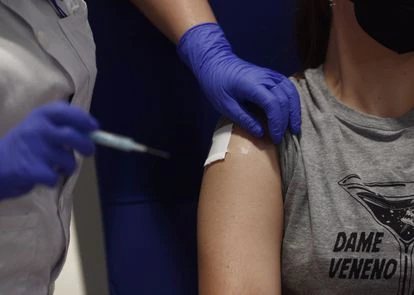 Una mujer recibe una dosis de la vacuna de AstraZeneca contra la COVID-19 en el Hospital Enfermera Isabel Zendal, en Madrid (España).