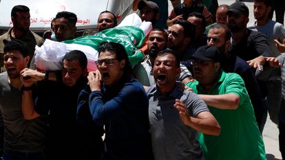 El cuerpo de un militante de Hamás es transportado por un grupo de hombres el 13 de mayo.