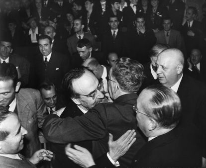 Última reunión del Parlamento de la República en el exilio en Ciudad de México, el 17 de agosto de 1945. A la izquierda, Fernando de los Ríos se abraza con otra persona. A la derecha, Indalecio Prieto y José Giral. 