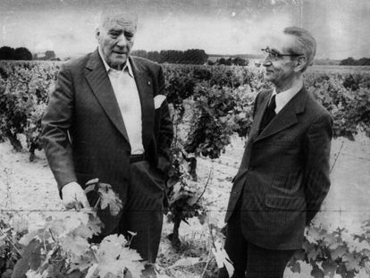 Josep Tarradellas (izquierda), presidente de la Generalitat de Cataluña en el exilio, con Jesús María Leizaola, lehendakari en el exilio, en Tours (Francia), en julio de 1977.