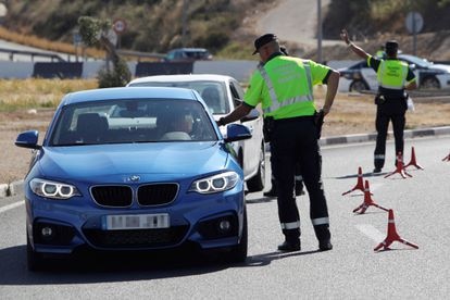 Agentes de la Guardia Civil de Tráfico realizan un control de alcoholemia y drogas en la A-79, que une Alicante y Elche.
