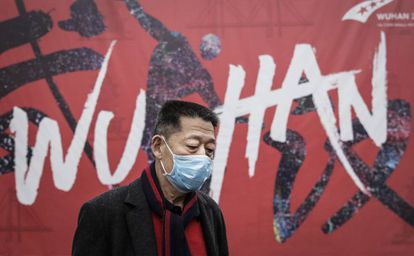 Un hombre se protege con una mascarilla en la ciudad de Wuhan, en China.