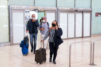 Varias personas a su llegada al aeropuerto de Madrid, el 10 de mayo.