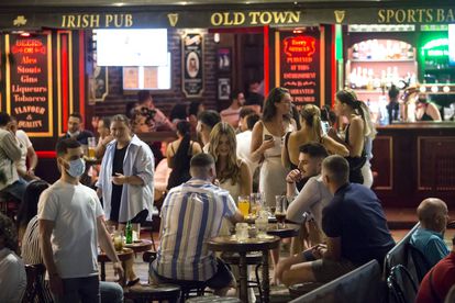 Una terraza de un bar llena de gente el viernes en Málaga.