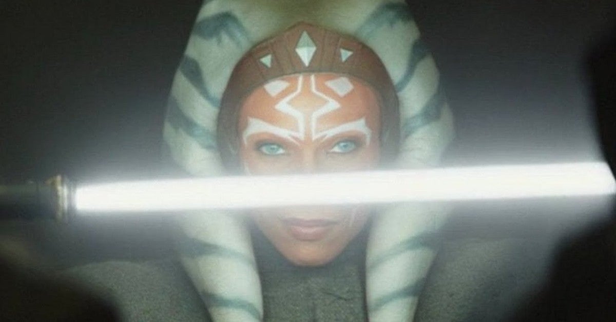 Star Wars Explicación de por qué los sables de luz de Ahsoka Tano cambiaron de color azul blanco