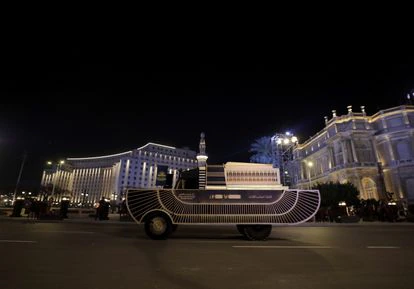 El convoy con las momias en su camino desde la plaza de Tahir al Museo de la Civilización Egipcia en Fustat, en abril.