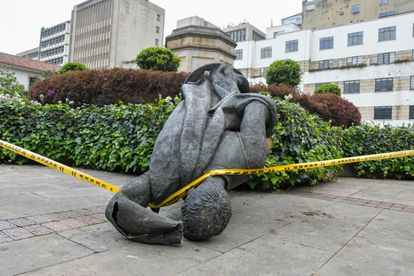 Grupos indígenas derriban la estatua del fundador español de Bogotá