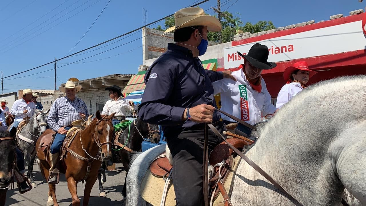 Gustavo Nieto cabalgata con sombrero ajeno, no fue invitado, Roberto sí, a Cabalgata de San Cruz Nieto