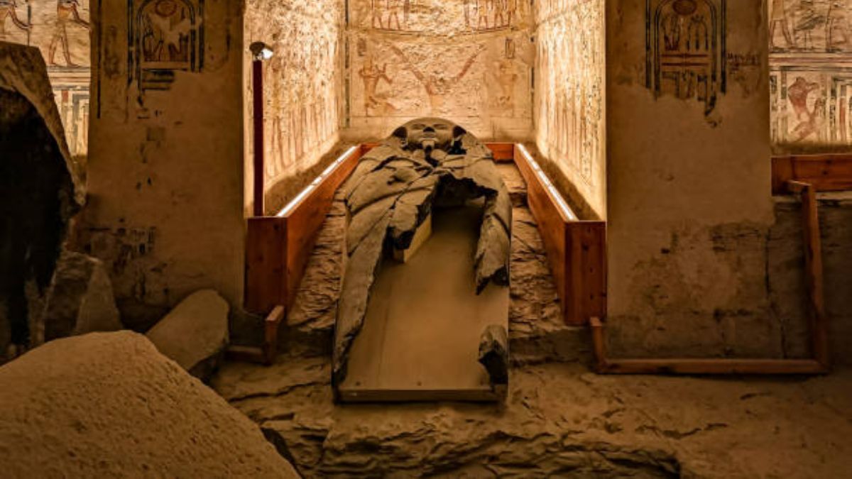 Hallan en Egipto un antiguo cementerio con 250 tumbas