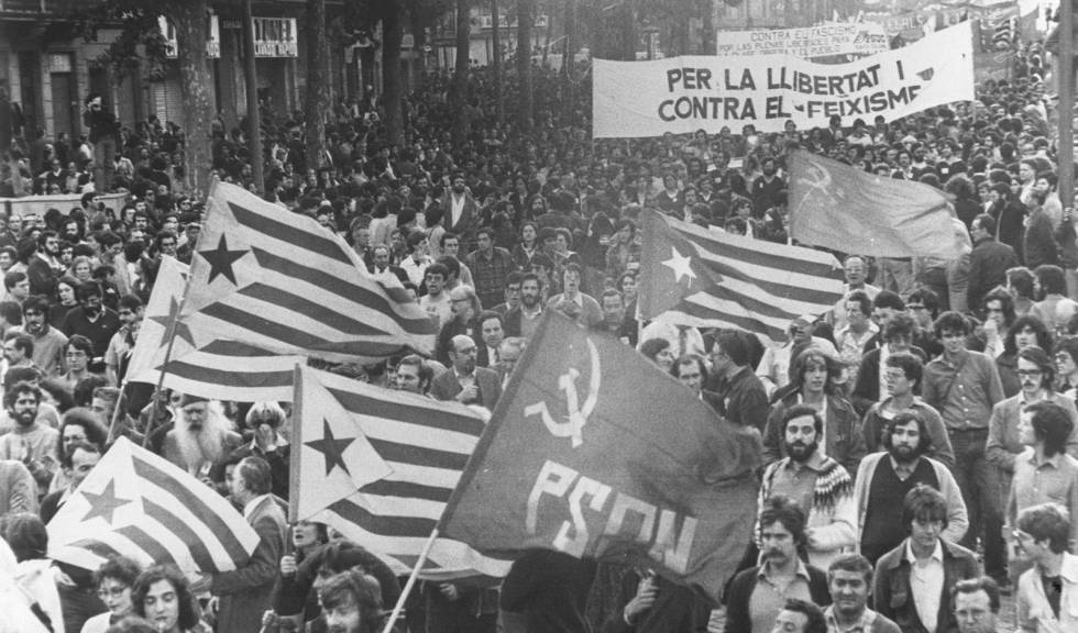 Manifestació a Barcelona, el maig de 1980, amb una bandera del PSAN, un “partit escola” de l’independentisme d’esquerra.