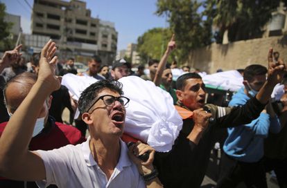 Habitantes de Gaza llevan los cuerpos de los palestinos que murieron en los ataques aéreos israelíes, este domingo en la Franja de Gaza.