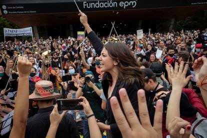 Susana Boreal dirige la Revolucionaria Orquesta Sinfónica durante las protestas en Colombia.