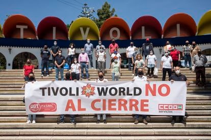 Trabajadores de Tívoli se manifiestan a la entrada del parque este viernes.