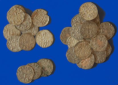 Tesorillo de 29 monedas restauradas procedentes de la  cuarta ocultación entre finales del siglo XII y 1264 en Calatrava La Vieja.