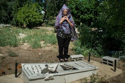 La concejala árabe Maha Naqib,  ante lápidas rotas en tumbas del cementerio musulmán por vándalos judíos, este viernes en Lod.