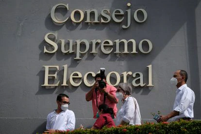 Integrantes de la opositora Alianza Ciudadanos tras inscribirse en solitario ante el Tribunal Electoral para las elecciones presidenciales previstas para noviembre en Nicaragua.