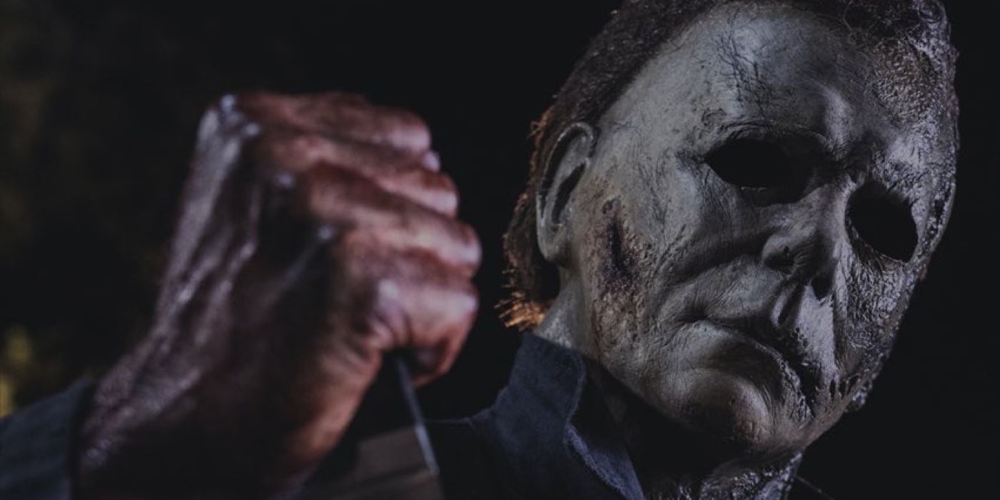 La imagen de Halloween Kills muestra la máscara quemada y el cuchillo ensangrentado de Michael Myers