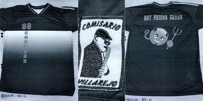 Imagen frontal y trasera de la camiseta que le intervienen a la trama de Villarejo, con el logotipo (centro) de la marca del comisario pegado en una manga.