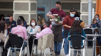 Clientes en una terraza el 9 de mayo en Ribadeo, Lugo, tras el fin del estado de alarma.