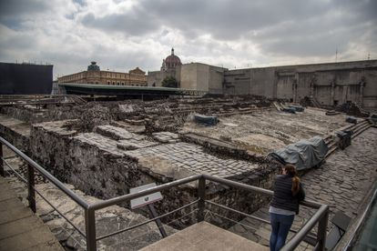 Una mujer visita los restos del Templo Mayor, en la Ciudad de México.