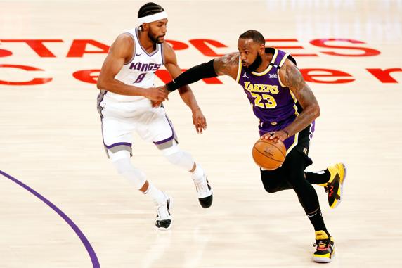 LeBron James intenta superar a Maurice Harkless en el Lakers-Kings.