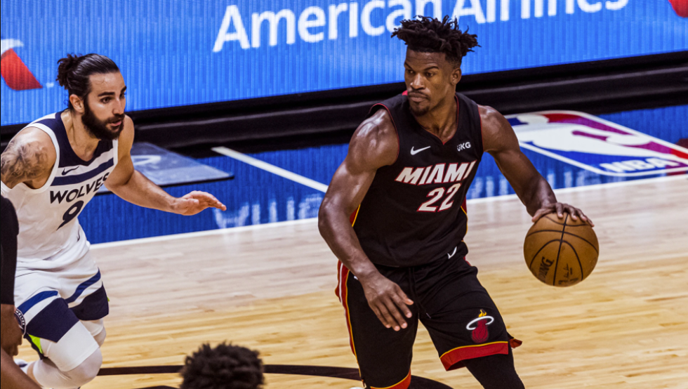 Jimmy Butler conduce el balón ante la defensa de Rick Rubio durante la victoria de los Miami Heat sobre los Minnesota Timberwolves