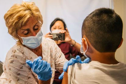 Una enfermera vacuna a un adolescente en Houston (Texas, Estados Unidos) el pasado jueves.
