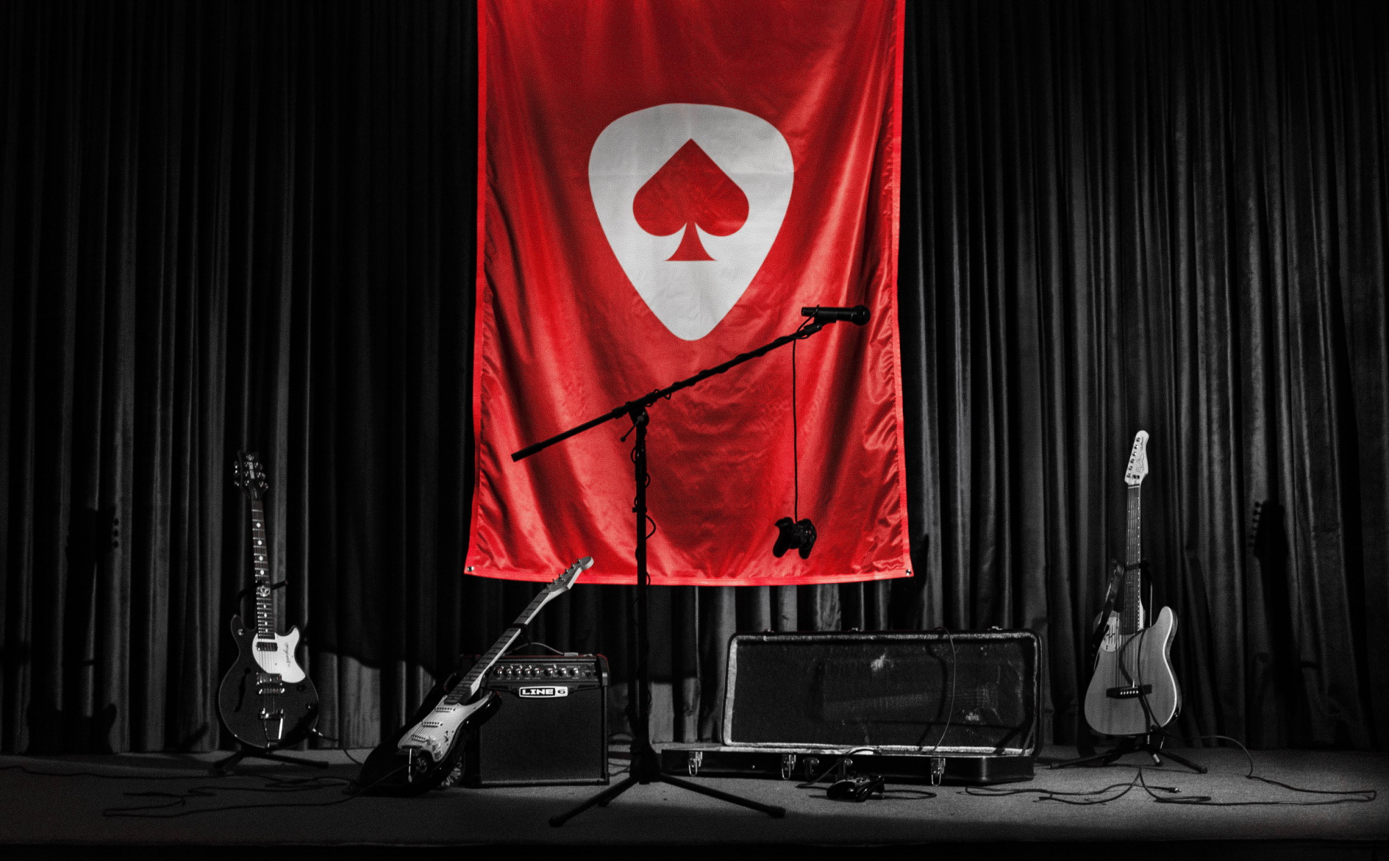 El logo de Game Band en una bandera detrás de varios instrumentos.