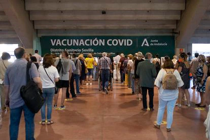 Colas para sacar número en el centro de vacunación instalado en el Estadio Olímpico de Sevilla el 20 de mayo.