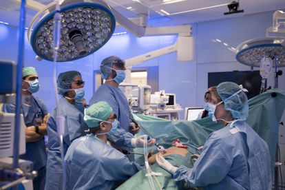 El doctor Antonio Alcaraz (sentado en el centro) y su equipo extraen un riñón a un donante vivo para un trasplante a un familiar, en enero de 2019.