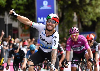 Nizzolo levanta el brazo al ganar el sprint de Verona.
