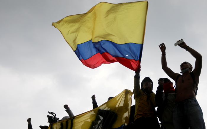 Presidente de Colombia retira proyecto de reforma fiscal tras violentas protestas
