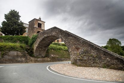 Una de las carreteras que atraviesa Portomarín (Lugo).