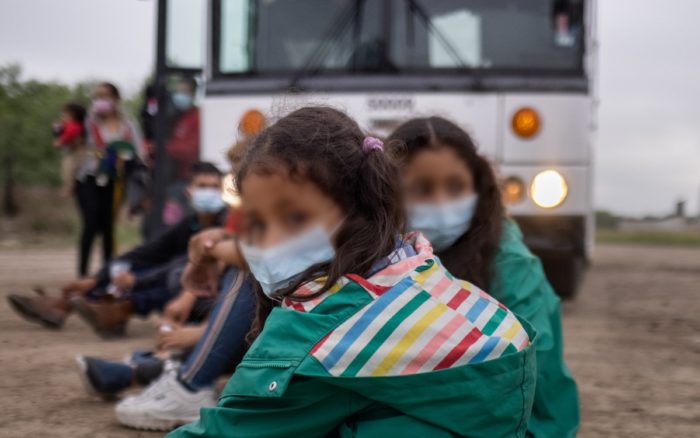 Retienen durante días a niños migrantes en autobuses en Texas; Casa Blanca ya investiga
