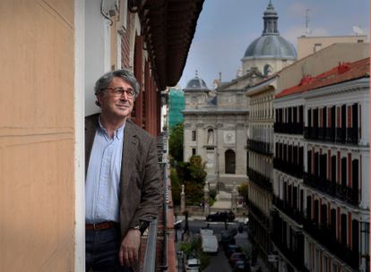 El escritor Andrés Trapiello se asoma al balcón de su casa en el centro de Madrid.