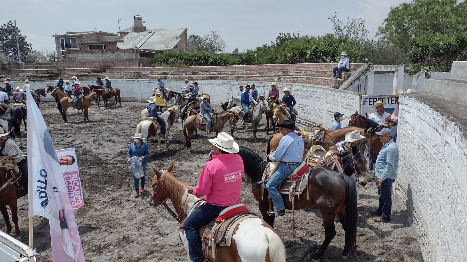 Ricardo Badillo encabeza cabalgata con más de 200 jinetes en Puerta de Palmillas