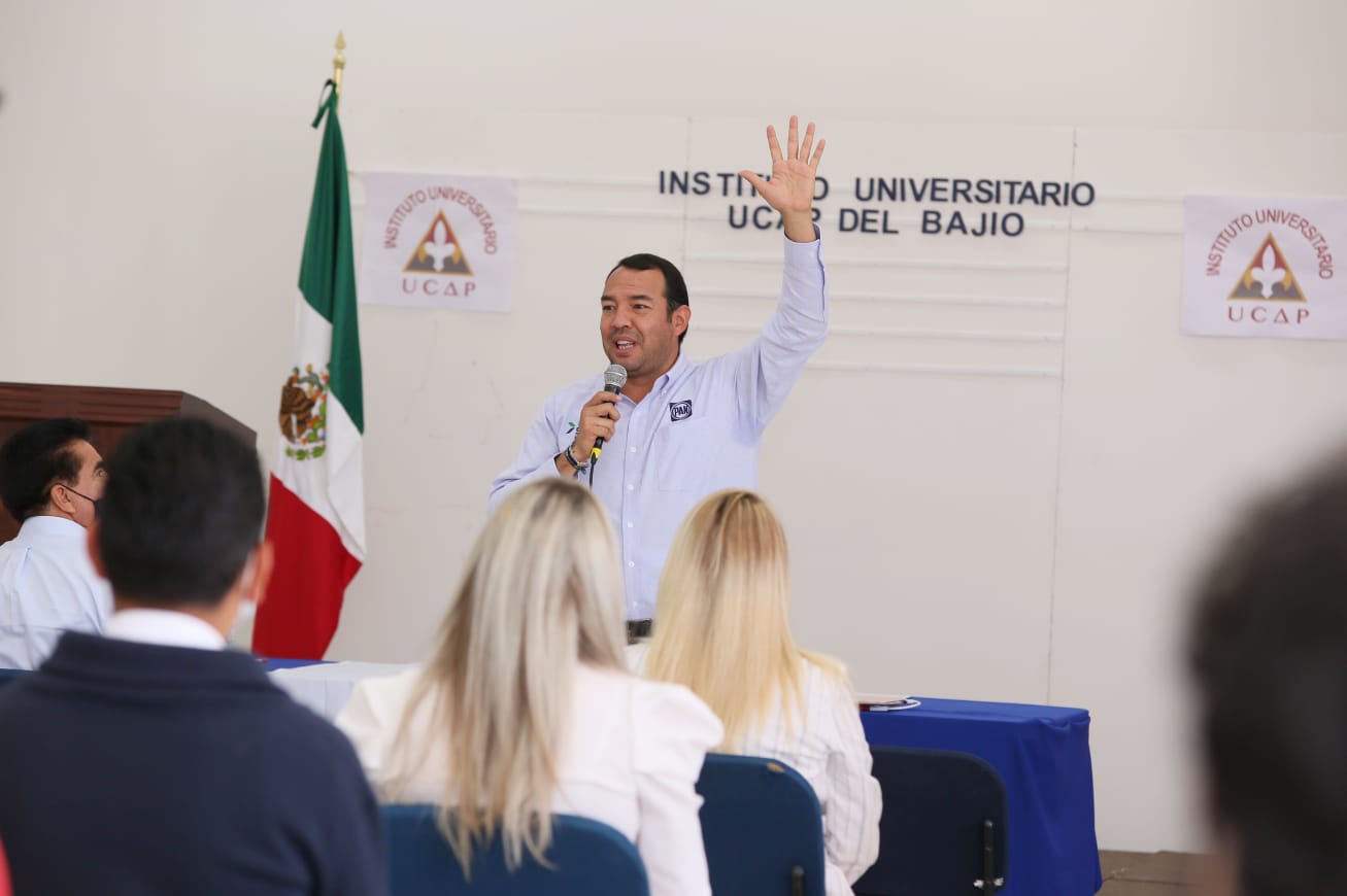 Roberto Cabrera se compromete con estudiantes de la Universidad de Ciencias y Aprendizaje Pedagógico