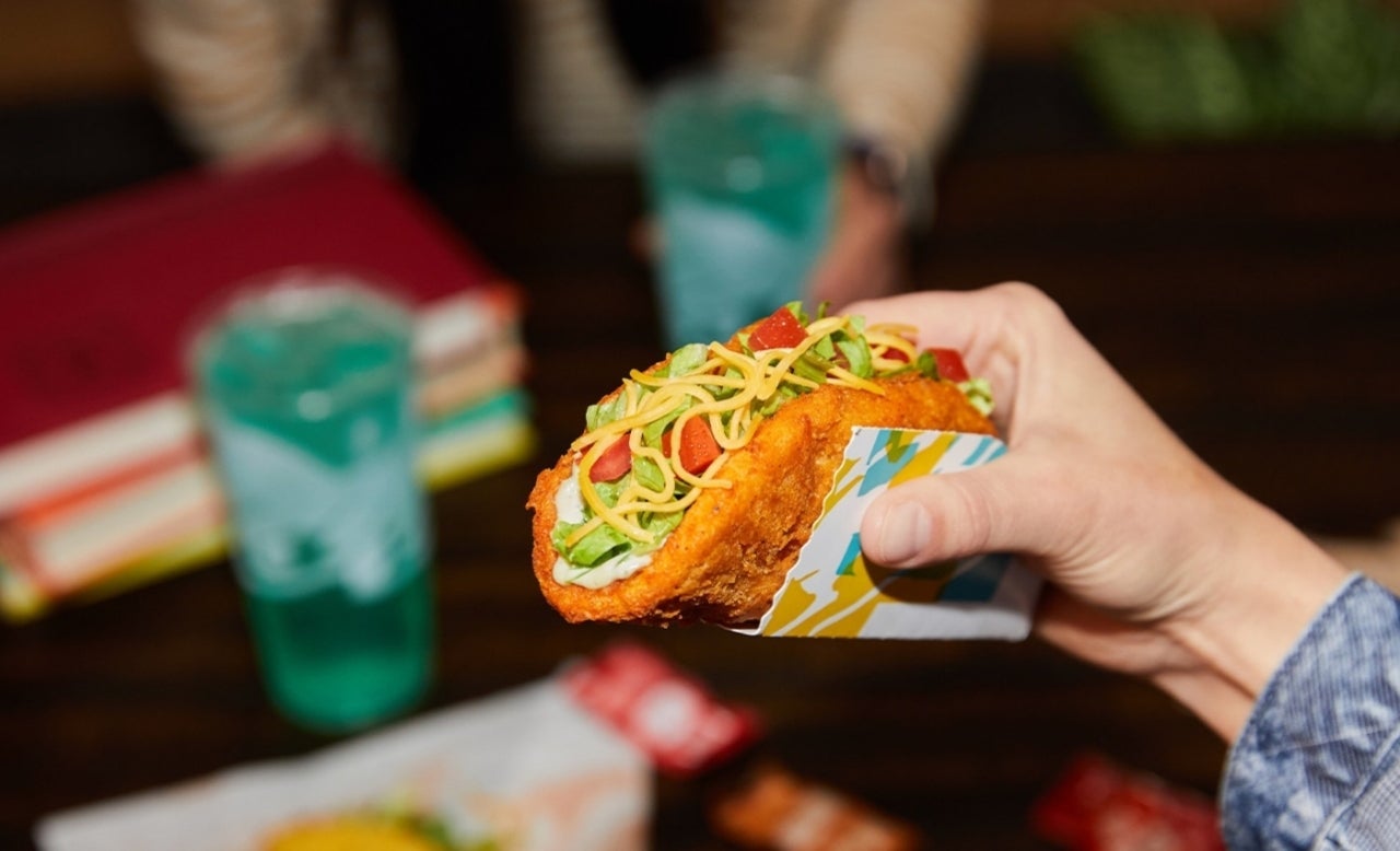 Taco Bell trae de vuelta la chalupa de pollo desnudo